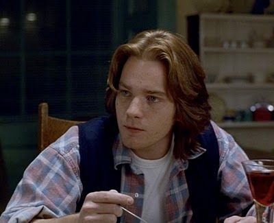 Ewan McGregor as Alex Law in "Shallow Grave" - the ewan i fell for at 14 years old... Ewan Mcgregor Young, Ewan Mcgregor Obi Wan, Shallow Grave, Jonathan Rhys Meyers, Being Human, Logan Lerman, Trainspotting, Colin Farrell, Ewan Mcgregor