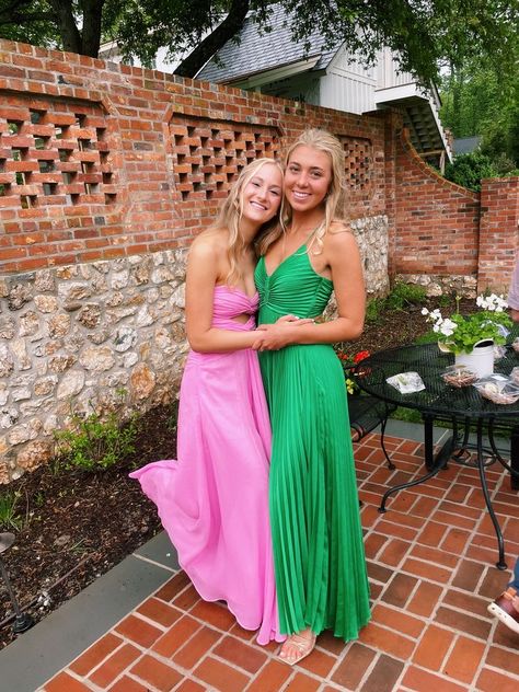 Prom Dresses Bright Green, Prom Dress For Redheads, Prom Dresses Beachy Style, Kelly Green Prom Dress, Sorority Formal Pictures, Prom Dress Inspo 2023, Prom 2024 Dress, Prom Dresses Preppy, Bright Green Prom Dress