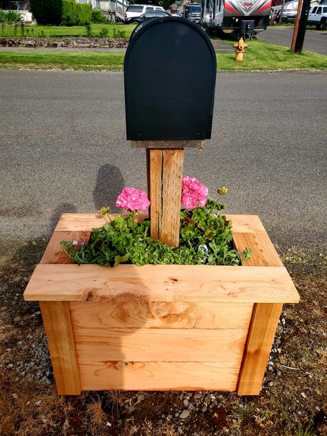 Creative Planter Boxes Ideas, Mailbox Landscaping Pots & Planters, Planter Box Around Mailbox Post, Tree Boxes Planter Outdoor, Planter Mailbox Ideas, Mailbox Planter Box Ideas, Diy Mailbox Planter, Mailbox With Planter, Trellis Bench