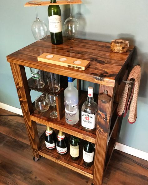 Mini Bar Table Ideas, Diy Drink Cart, Mini Bar Wood, Liquor Cart Ideas, Bar Cart Diy, Bar Cart Wood, Pallet Bar Cart, Pallet Liquor Cabinet, Liquor Table