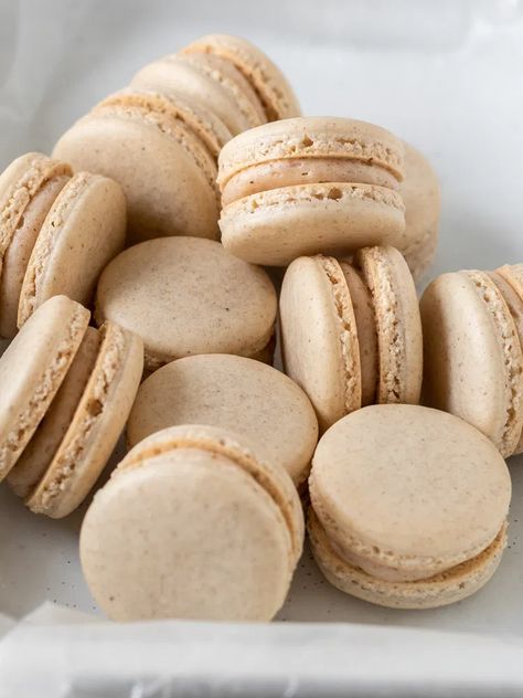 Apple Spice Macarons, Apple Butter Macarons, Apple Pie Macarons Recipe, Apple Macarons Recipe, Apple Cider Macarons, Caramel Apple Macarons, Apple Pie Macarons, Thanksgiving Macarons, Apple Macarons