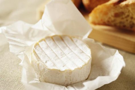 Facts and Tips for Selecting Your Brie Wisely Appetizers Cold, Amaretto Recipe, Melted Brie, Fig Butter, Baguette Slices, Brie Recipes, Quick Diet, Brie Cheese, Appetizer Bites