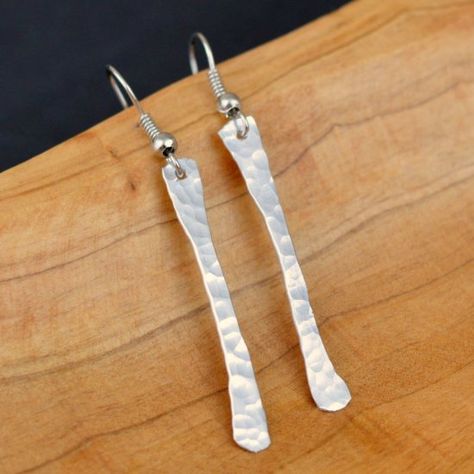 Hammered Earrings Hammered Wire Jewelry, Hammered Metal Jewelry, Diy Wire Earrings, Aluminum Earrings, Hammered Jewelry, Earrings Tutorial, Bijoux Fil Aluminium, Aluminum Jewelry, Hammered Earrings