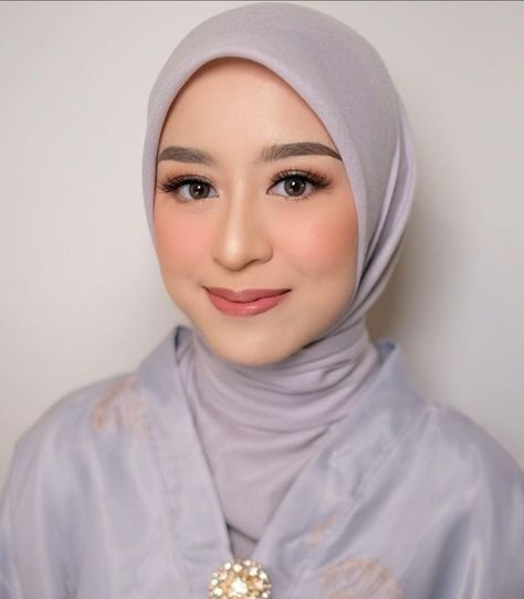 Make Up Looks Graduation, Makeup Engagement Look, Make Up Tunangan, Graduation Natural Makeup, Make Up Bridesmaid Hijab, Make Up Looks For Graduation, Makeup Graduation Ideas, Simple Makeup Looks For Graduation, Engagement Make Up