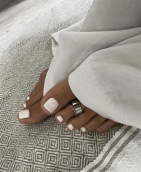 Pedicure Ideas 2023 Summer, Pedicure Ideas Summer 2023, Summer Feet Nails, Summer Toe Nails 2023, Pedicure Gel Ideas, Summer Toes 2023, Feet Nails Color, Classy Pedicure Ideas, Feet Nails Ideas