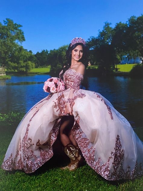 Gold Quinceanera Dresses Mexican, Mexico Outfit Ideas, Pink Quince Theme, Gold Quinceanera Dresses, Quince Picture Ideas, Rose Gold Quinceanera Dresses, Pink Quinceanera Dress, Royal Blue Ball Gown, Quince Photoshoot Ideas