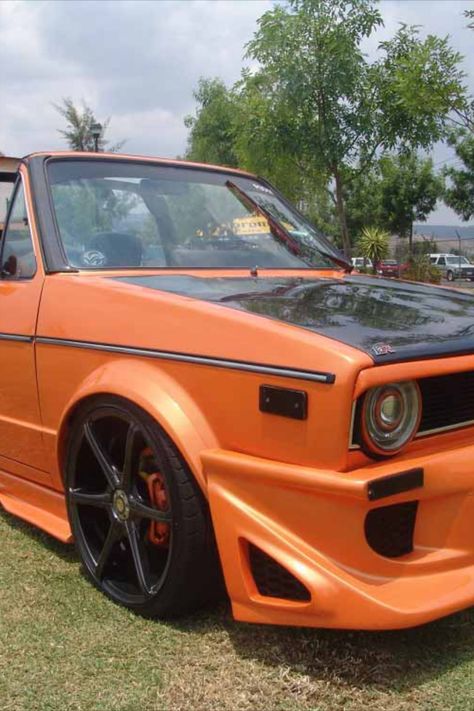 Abrimos el baúl de los recuerdos para presentarles este Volkswagen Caribe Cabrio con un trabajo de tuning ¡extremo! Tucson Tuning, Tuning A Violin, Vw Caddy Tuning, Vw Golf 1 Velocity Stance, 1990 Volkswagen Cabriolet, Car Tuning, Volkswagen