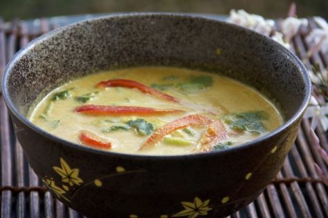 Raw Vegan Coconut Curry Vegan Coconut Curry, Soups Vegan, Raw Soup, Curry Soup Recipes, Coconut Curry Soup, Thai Chili, Natural Recipes, Vegan Coconut, Keto Vegan