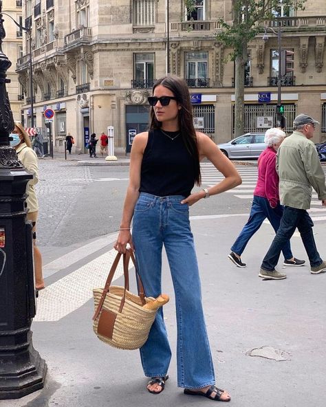 How To Wear Wide Leg Jeans, Jeans Outfit Ideas, Parisian Outfits, Flare Jeans Outfit, Wide Leg Jeans Outfit, Europe Outfits, Summer Wardrobe Essentials, Europe Fashion, Jeans Outfit