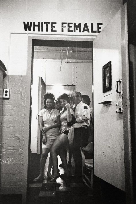 Women’s Prison, New Orleans, 1963 (Photo by Leonard Freed) - Imgur Francis Picabia, Interesting History, Iconic Photos, White Photo, Vintage Pictures, History Facts, Photojournalism, Vintage Photography, Historical Photos