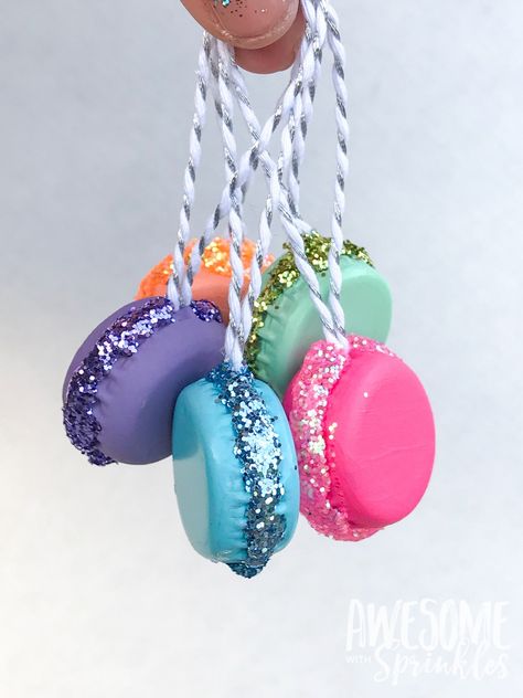 DIY French Macaron Ornaments and Present Toppers - Awesome with Sprinkles Macaron Ornaments, Lighted Christmas Boxes, Present Toppers, Candy Decorations Diy, Christmas Diy Kids, Diy Gifts To Make, Christmas Crafts Diy Projects, Toppers Diy, French Macaron