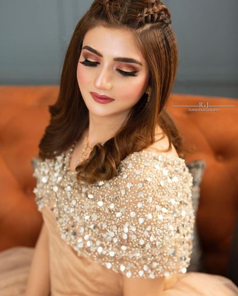 Hair Styles For Barat Function, Party Makeup Hairstyles Pakistani, Hairstyle For Long Frock For Wedding, Makeover Ideas For Women Hair, Hairstyles For Walima Function, Mehndi Function Hairstyles, Hairstyles For Mehndi Function Pakistani, Front Wedding Hairstyles, Hairstyle For Walima