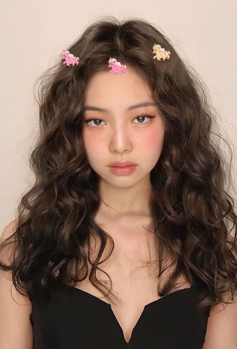 Jennie With Curly Hair, Jennie Wavy Hair, Jennie Curly Hair, Curly Hair Korean, Jennie Hairstyles, Curly Asian Hair, Korean Wavy Hair, Long Hair Perm, Kpop Hair