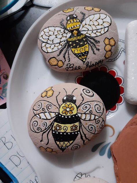 Painted Bees On Rocks, Bee Painted Rocks Ideas, Bee Rocks, Stone Pictures Pebble Art, Bee Painting, Paint Rocks, Mandala Rock Art, Stone Art Painting, Painted Rocks Craft