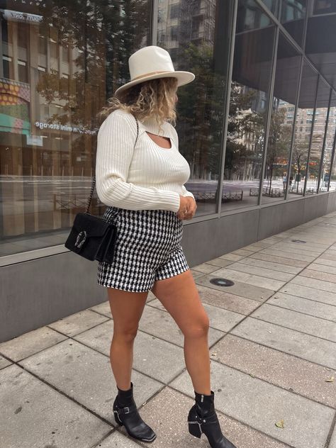 Houndstooth Shorts Outfit, Checkered Shorts Outfit, Gingham Shorts Outfit, City Outfit Fall, Fall City Outfits, Shorts Outfit Fall, Shorts Outfit Idea, Fall Gingham, Fall Date Night Outfit