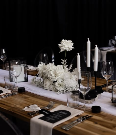 Monochrome Table Decor, Rectangle Table Wedding Florals, Monochrome Wedding Table Decor, Monochrome Table Setting, Black And White Wedding Tablescape, Black And White Wedding Bud Vases, Monochrome Wedding Decor, Bridal Table Black And White, Black Table White Flowers