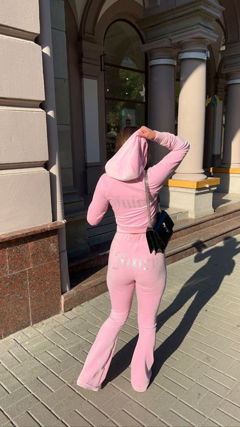 Juicy Couture Set Outfit, 2024 Fashion Outfits, Softy Outfits, Pink Juicy Tracksuit, Pink Juicy Couture Track Suit, Juicy Couture Pink Tracksuit, Juicy Track Suit, Bad And Boujee Outfits, Juicy Couture Clothes