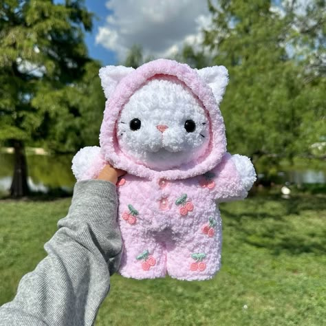 kitty in a pink cherry onesie 🐈🍒 plushie available on my etsy ☁️ pattern by me 🫧 #crochet #amigurumi #crochetkitty #catplush #amigurumicat #crochetcat #crochetplushies Crochet Amigurumi Plushies Free Pattern, Crochet Pink Plushie, Cute Plushies Crochet, Cute Crochet Toys, Crochet Pink Ideas, Pink Crochet Ideas, Knitted Plushies, Pink Amigurumi, Plushies Crochet