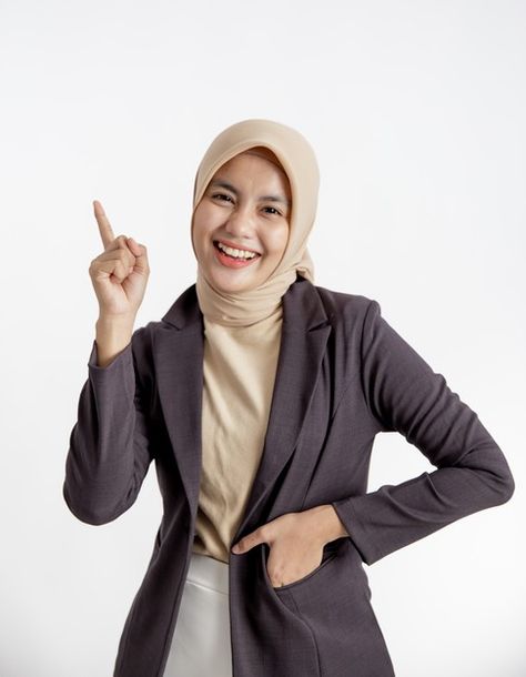 Foto Formal Kerja Hijab, Nailart Photoshoot, Muslim Business Women, Foto Formal Kerja, Y2k Pose, Hijab Office, Professional Profile Pictures, Pocket Office, Tuxedo Colors