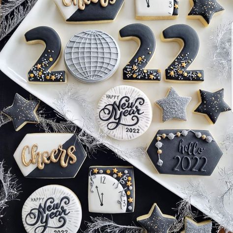 Nye Sugar Cookie, New Year’s Eve Cookies, New Years Cookies Decorated, Nye Cookies, Happy New Year Cookies, New Year's Desserts, New Years Cookies, Cookie Cake Pie, Cookie Sticks