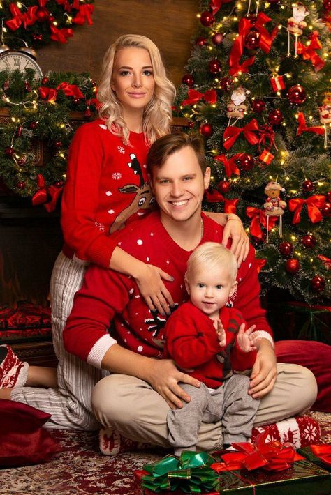 Diy Christmas Photoshoot, Christmas Photography Family, Baby Christmas Photography, Christmas Baby Pictures, Christmas Poses, Christmas Family Photoshoot, Family Christmas Outfits, Family Photos With Baby, Baby Christmas Photos