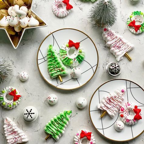 Christmas Meringue, Meringue Pops, Meringue Cupcakes, Girl Shower, Meringue, Sprinkles, Be Still, Sugar Cookie, Christmas Tree