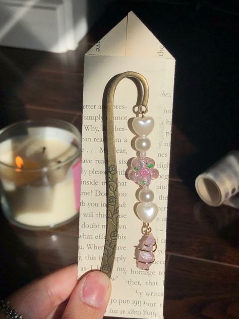 Metal bookmarks with raw crystals for all the booklovers out there!! Only two remaining in shop loves☺️ Bookmark Charms Diy, Metal Bookmarks Diy, Diy Beaded Bookmarks, Bookmarks Beads, Beaded Bookmarks Diy, Bookmark Bracelet, Bookmarks Handmade Aesthetic, Bookmark Jewelry, Bookmarks Jewelry