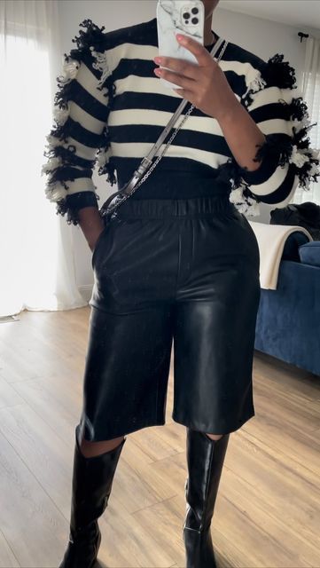 Leather Bermuda Shorts Outfit, Shorts Outfit Winter, Winter Shorts Outfits, Leather Bermuda Shorts, Bermuda Shorts Outfit, Leather Shorts Outfit, Knee Boots Flat, Shorts Outfit, Cute Happy