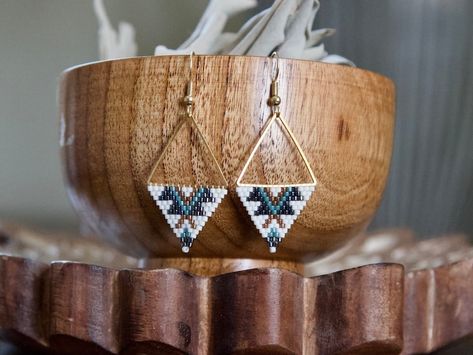 Triangle Beaded Earrings, Boho Beaded Earrings, Earrings Handmade Boho, Stitch Earrings, Earrings Triangle, Gold Bead Earrings, Earrings Patterns, Copper Gifts, Abstract Earrings