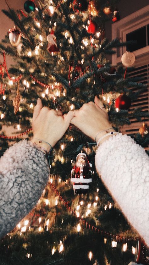 Christmas Best Friend Pictures Aesthetic, Christmas Photos To Recreate With Your Best Friend, Best Friends Christmas Aesthetic, Christmas Wallpaper For Best Friends, Christmas Photo Shoot Best Friends, Christmas Photos Best Friends, Bff Pictures Christmas, Cute Christmas Photoshoot, Best Friend Pictures Winter