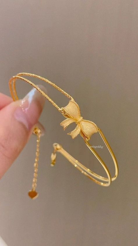 Golden Breslet, Golden Bangles Design, Breslet Jewelry Gold, Gold Design Jewellery, Bracelet Ideas Gold, Bangles Jewelry Designs Gold, Gold Bracelet Design, Bracelet Bangle Gold, Gold Bracelet Bangle