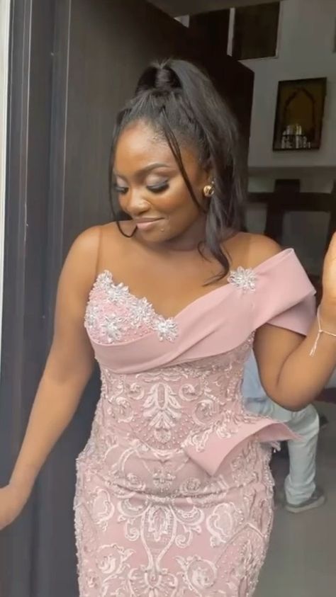 Party Lace Dress Classy, Lace White Dress Short Classy, White Lace Dress Short Classy, Lace Fashion Asoebi, Ankara Wedding Gowns, Latest Lace Styles For Wedding, Simple White Lace Dress, Lace Short Gown Styles, Kente Gown