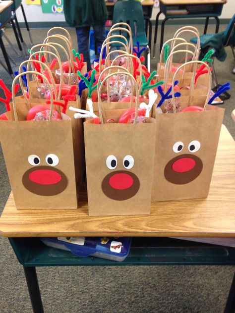 Christmas Goodies For Preschoolers, Christmas Party Loot Bags, Christmas Popcorn Bags Ideas, Goodie Bag Ideas For Christmas, Santa Treat Bags, Classroom Christmas Party Goody Bags, Kindergarten Christmas Treat Bags, Prek Christmas Goodie Bags, Christmas Goodie Bags For Preschoolers