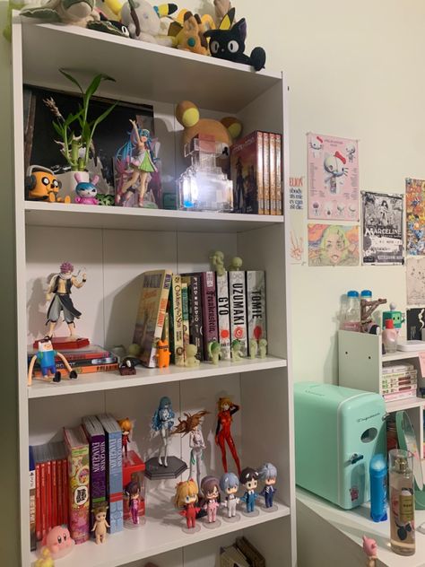 Cute room•Anime figures•Manga•Posters•Shelf Ideas Nendoroid Shelf, Manga And Figure Shelf, Cute Room Anime, Cute Bookshelf Aesthetic, Desk Shelf Ideas, Anime Shelf Ideas, Shelf Ideas Aesthetic, Nerd House Decor, Repisas Aesthetic