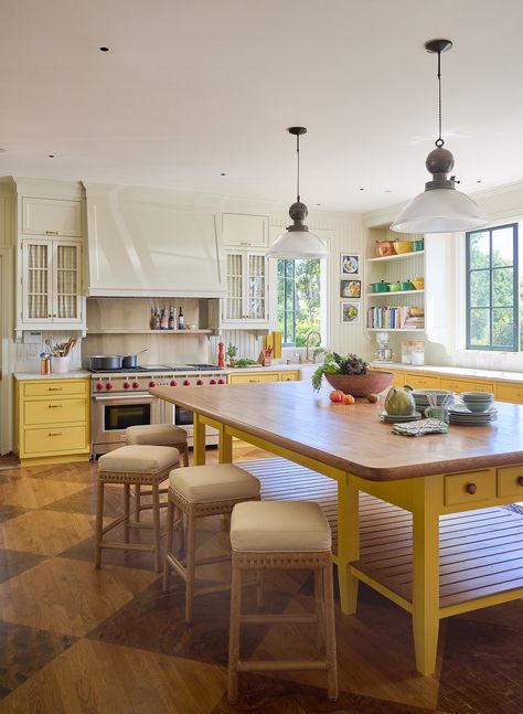 Nantucket House, Antique Interior Design, Dreamy Kitchens, East Coast Style, Yellow Kitchen Decor, Coast Style, Yellow Kitchen, Bath Design, Living Room Paint