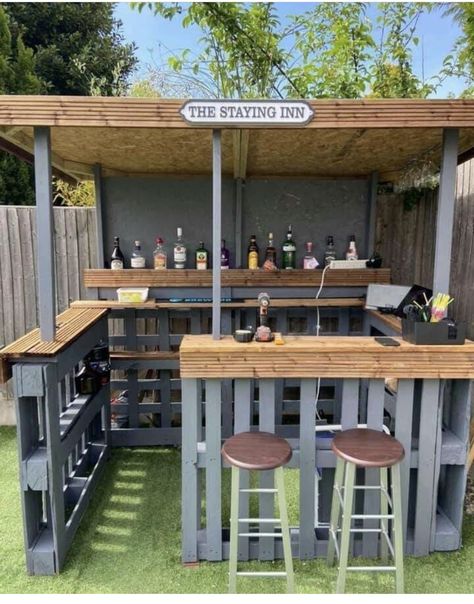 Bar Made From Pallets, Patio Plan, Diy Patio Ideas, Balcony Decoration, Balcony Ideas Apartment Outdoor, Pallet Bar, Pallet Patio, Backyard Bar, Balcony Ideas Apartment