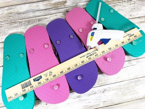 Flip Flop Door Hanger, Summer Flip Flop Wreath, Cheap Flip Flops, Flip Flop Craft, Flip Flop Sign, Decorating Flip Flops, Flip Flop Wreaths, Hello Sign, Summer Signs