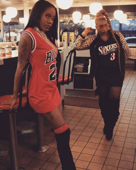 NBA jersey dress/any team SALE Jersey Party Outfit College, Jersey Party Outfit, Nba Jersey Dress, Jersey Dress Outfit, Party Outfit College, Looks Hip Hop, Jersey Party, Engagement Photo Outfits Fall, Jersey Dresses