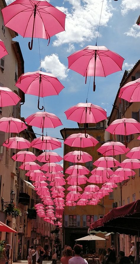 Pink Skyscraper Aesthetic, Pink Umbrella Aesthetic, Pink Places Aesthetic, Pink Travel Aesthetic, Pink New York Aesthetic, Umbrella Aesthetic, Cheerful Aesthetic, Pink New York, Tout Rose