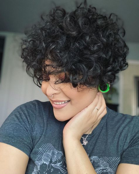 Short Curly Hairstyles: Curly Pixie. A cropped 'do with voluminous curls. Click through for 18 short curly hairstyles. #shortcurlyhairstyles #shorthair #curlyhair #naturalhair IG: @itsme_jessicaaah Cabelo Plus Size, Dark Hair With Lowlights, Short Haircuts For Curly Hair, Curly Pixie Haircuts, Short Red Hair, Short Curly Hairstyles, Short Dark Hair, Curly Pixie, Short Curly Haircuts