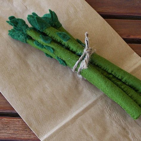 Felt Asparagus | Flickr - Photo Sharing! Chicken Costumes, Felt Fruit, Kids Playroom Decor, Diy Felt, Felt Food, Fake Food, Play Food, New Crafts, Felt Diy