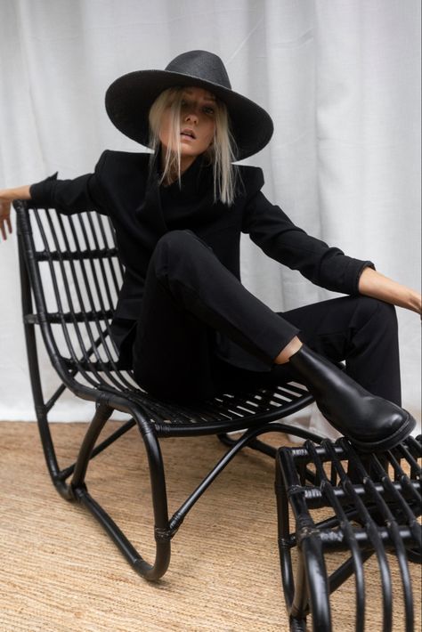 Casual Chic Black Outfit, All Black Elegant Outfit Classy, All Black Classy Outfit, All Black Chic Outfit, Black Chic Outfit, Black Fashion Aesthetic, Black Minimalist Outfit, Black Spring Outfits, All Black Outfits For Women