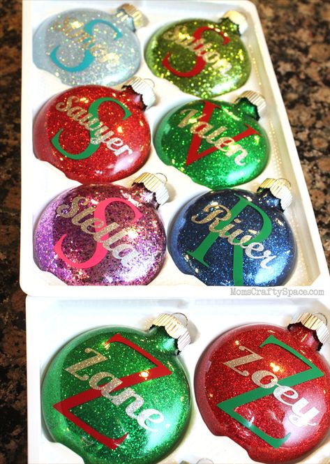 Christmas Tree Ornaments With Names, Easy Diy Personalized Christmas Ornaments, Glitter Name Ornaments, Cricut Name Ornaments, Mop And Glow Ornaments, Personalized Name Ornaments, Personalized Christmas Ornaments Names, Personalized Ornaments Vinyls, Name Ornaments Diy