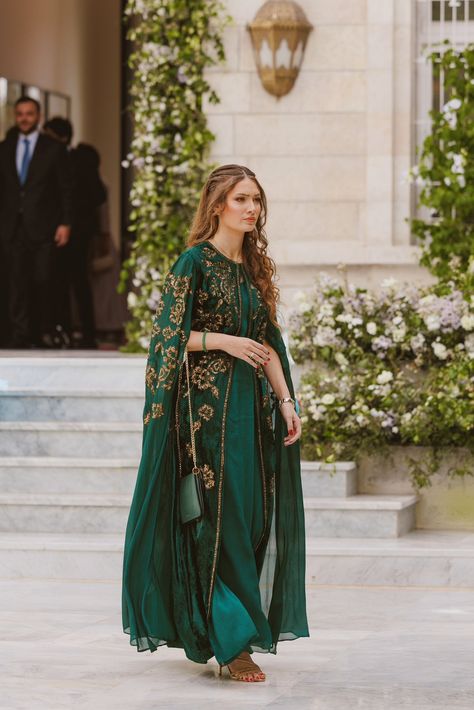 Arabic Gowns, Jordan Dress, Arabic Dress, Queen Dresses, Global Dress, Queen Fashion, Royal Dresses, Royal Outfits, Arab Fashion