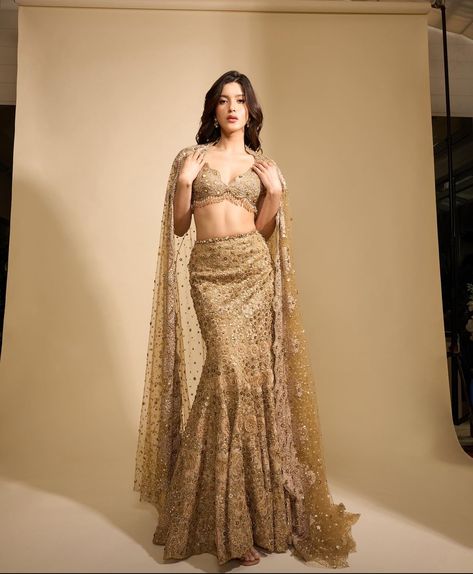 Mermaid Reception Dress, Fishtail Lehenga Designs, Indian Wear Hairstyles, Mermaid Skirt Lehenga, Fishcut Saree Design, Bodycon Lehenga, Fish Cut Lehenga Designs, Fish Cut Lehenga Indian, Mermaid Cut Lehenga