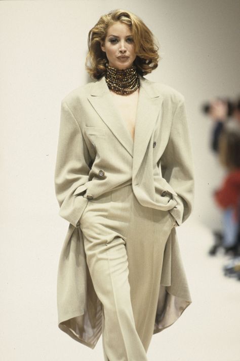 Christy Turlington wears an off-white suit with a knee-length jacket and beaded choker on the runway for designer Jil Sander's Fall 1992 show in Milan Mode Ab 50, Fashion Guys, Knee Length Jacket, Jil Sanders, 90s Runway Fashion, White Suit, 1990s Fashion, Christy Turlington, Mode Vintage