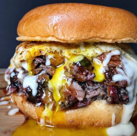 American Cheese Sauce, Brisket Burger, Best Burger Recipe, Brisket Sandwich, Breakfast Burger, Burgers Sandwiches, American Cheese, Smoked Food Recipes, Wrap Sandwiches