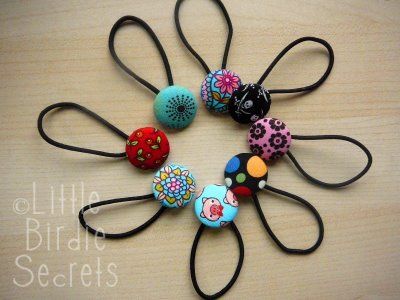 Little Birdie Secrets: button hair bands / pony tail holders Curtain Pulls, Buttons Ideas, Diy Bows, Button Art, Button Jewelry, Creative Blog, Button Crafts, Fabric Covered Button, Diy Hair Accessories