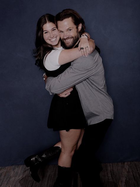 Supernatural Photo Op Ideas, Supernatural Photo Op, Supernatural Group Photo, Supernatural Convention Photo Ops, Supernatural Cast Photos, Supernatural Promo Photos, Supernatural Convention, Photo Op, Resident Evil