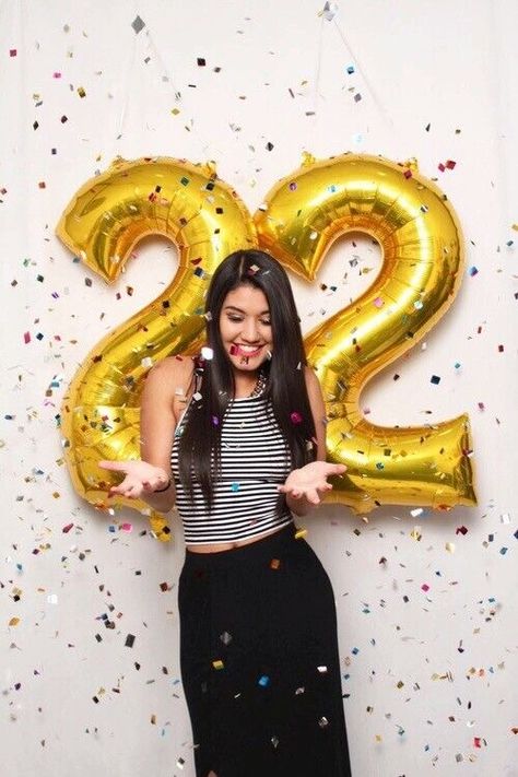 birthday balloons Masters Graduation Pictures, Giant Number Balloons, Birthday Photoshoot Ideas, Birthday Balloons Pictures, Birthday Party Photography, Balloon Pictures, 21st Birthday Photoshoot, One Balloon, Birthday Crafts